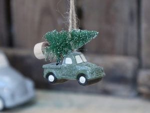 Chic Antique bil med juletræ