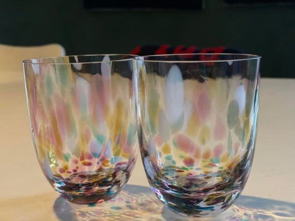 Anna Von Lipa Splash Multi-full Vol. 2 Skønt drikkeglas fra Anna Von Lipa, lavet i mundblæst krystalglas med splash mønster i skønne multi color farver.